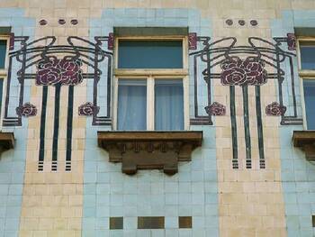 Пример красивой отделки фасада дома пестрого цвета в модерна стиле