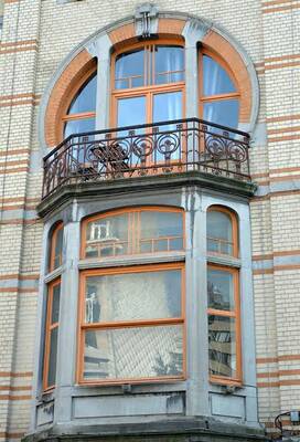 Отделка фасада с красивым балконом