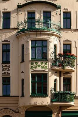 Пример фасада в модерна стиле с красивым балконом