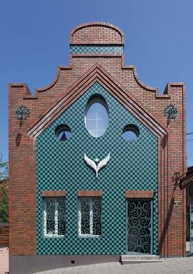 Облицовка фасада дома коричневого цвета с интересными окнами