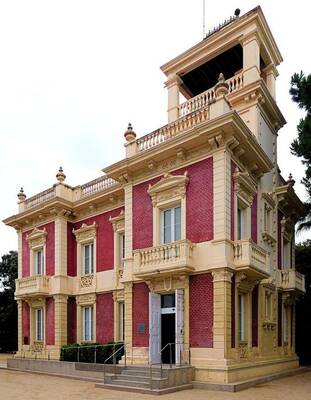 Пример дома бежевого цвета в классическом стиле