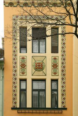 Пример красивого фасада с интересными окнами