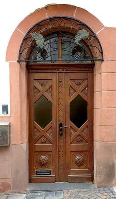 Пример фасада с красивой дверью