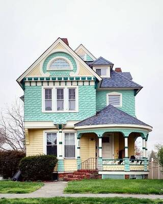 Пример отделки фасада дома бирюзового цвета в викторианском стиле