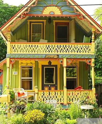Красивый дом пестрого цвета с узорами