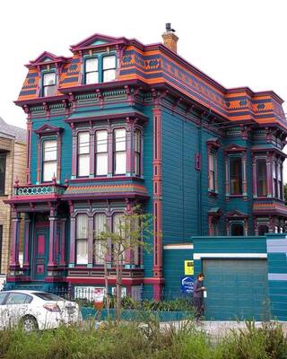 Красивый дом синего цвета в викторианском стиле