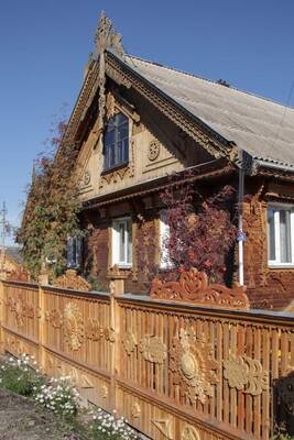 Фото красивого дома с забором