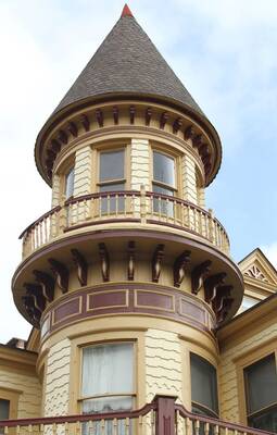 Дом фиолетового цвета в викторианском стиле