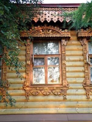 Оформление фасада дома коричневого цвета в деревенском стиле