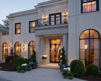 Красивый дом в классическом стиле с красивым входом