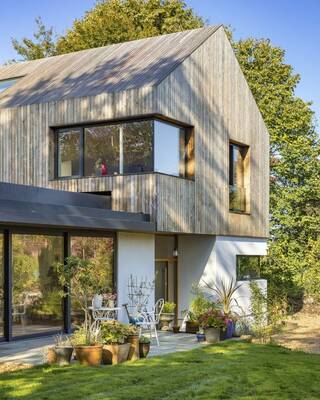 Красивый деревянный загородный дом