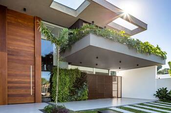 Дизайн дома в современном стиле с красивым балконом