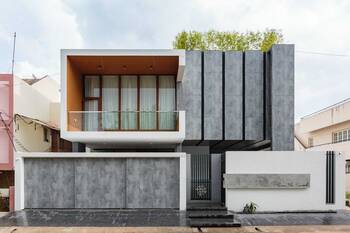 Пример красивого фасада серого цвета в современном стиле