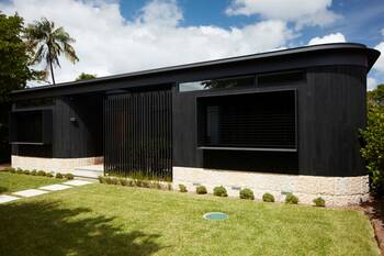 Фото красивого дома черного цвета в авторского стиле