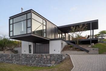 Дизайн фасада дома серого цвета в современном стиле