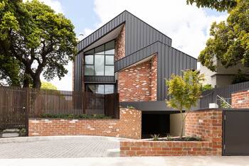 Фото красивого дома серого цвета в современном стиле