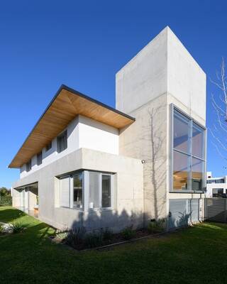 Пример красивого бетонного фасада белого цвета