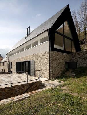 Дизайн фасада частного дома серого цвета в барнхаус стиле