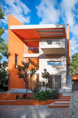 Дом оранжевого цвета