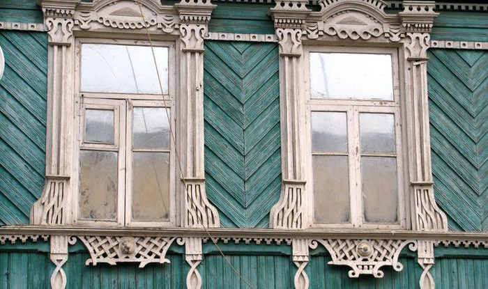 Резное деревянное обрамление окна