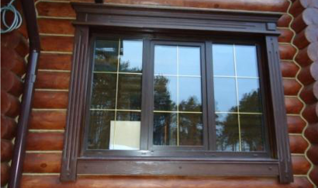 Окрашенное деревянное обрамление окна