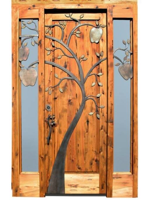Кованое дерево на дверях