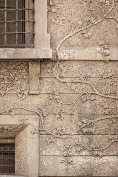 Тонкие лепные кленовые ветки на фасаде