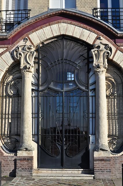 Трехчастный дверной проём с колоннами и центральной аркой