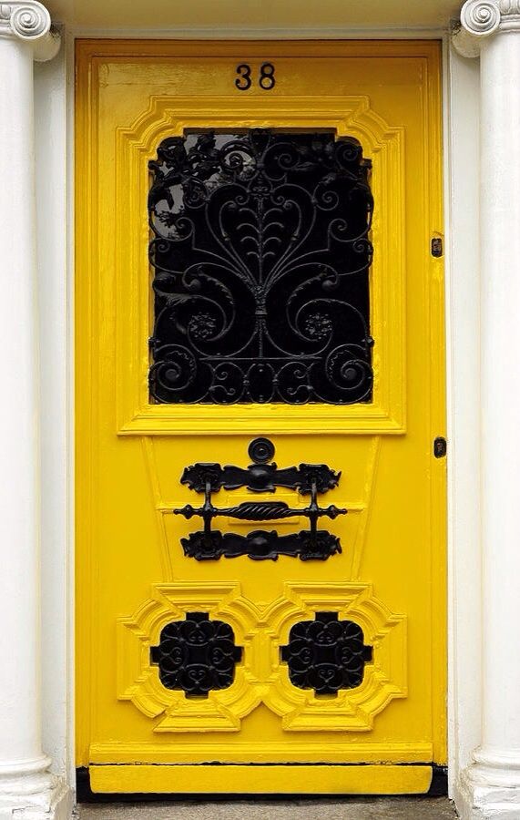 Ярко желтая дверь с кованой решеткой