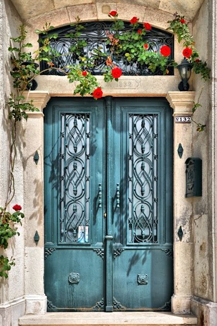 Классические двери с ковкой в средиземноморском стиле