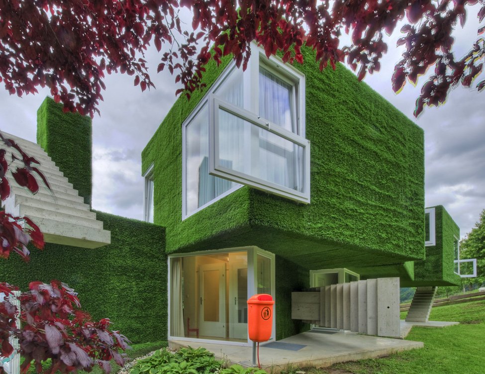 Современный дом с фасадом из «зеленой травы» и летающими лестницами