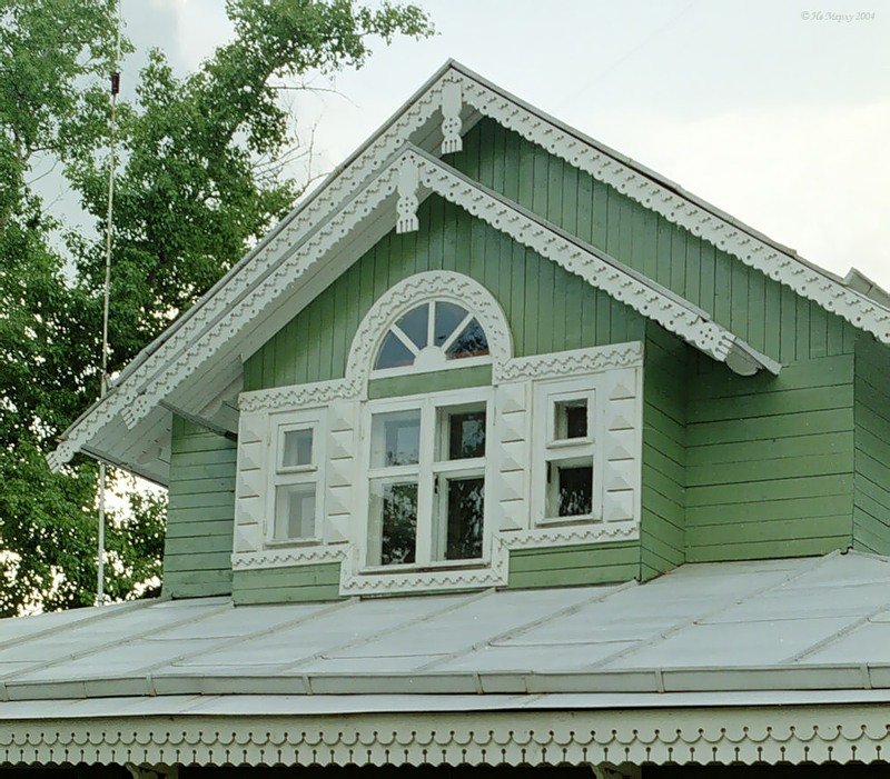 Украсить фронтон. Килевидный фронтон. Украшение фронтона. Деревянный фронтон. Деревянный дом с зеленой крышей.