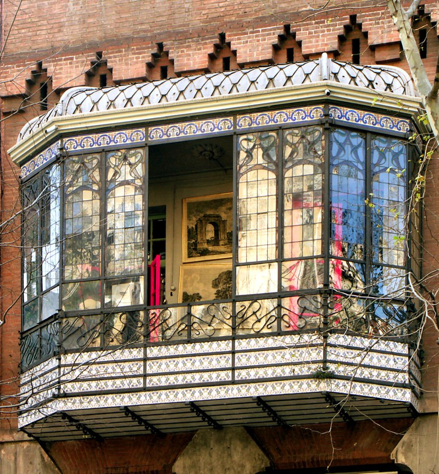Балкон с ковкой и витражами в Барселоне