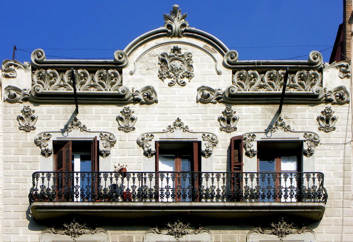 Широкий балкон с медальоном