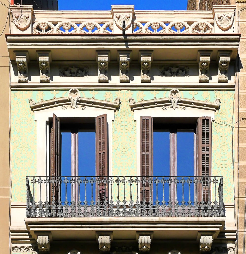 Фрагмент фасада с консолями и балконом
