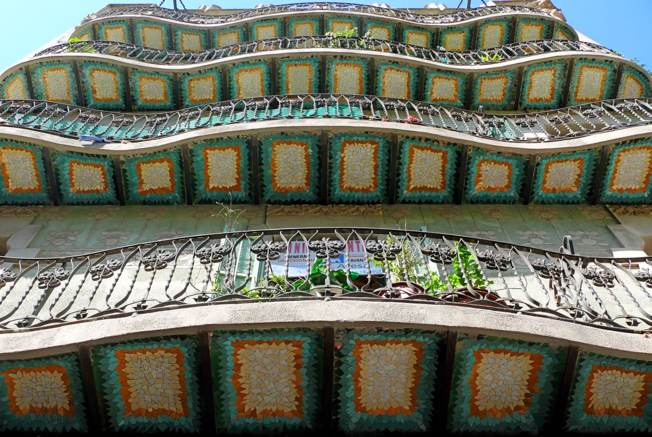 Мозаика под балконными плитами