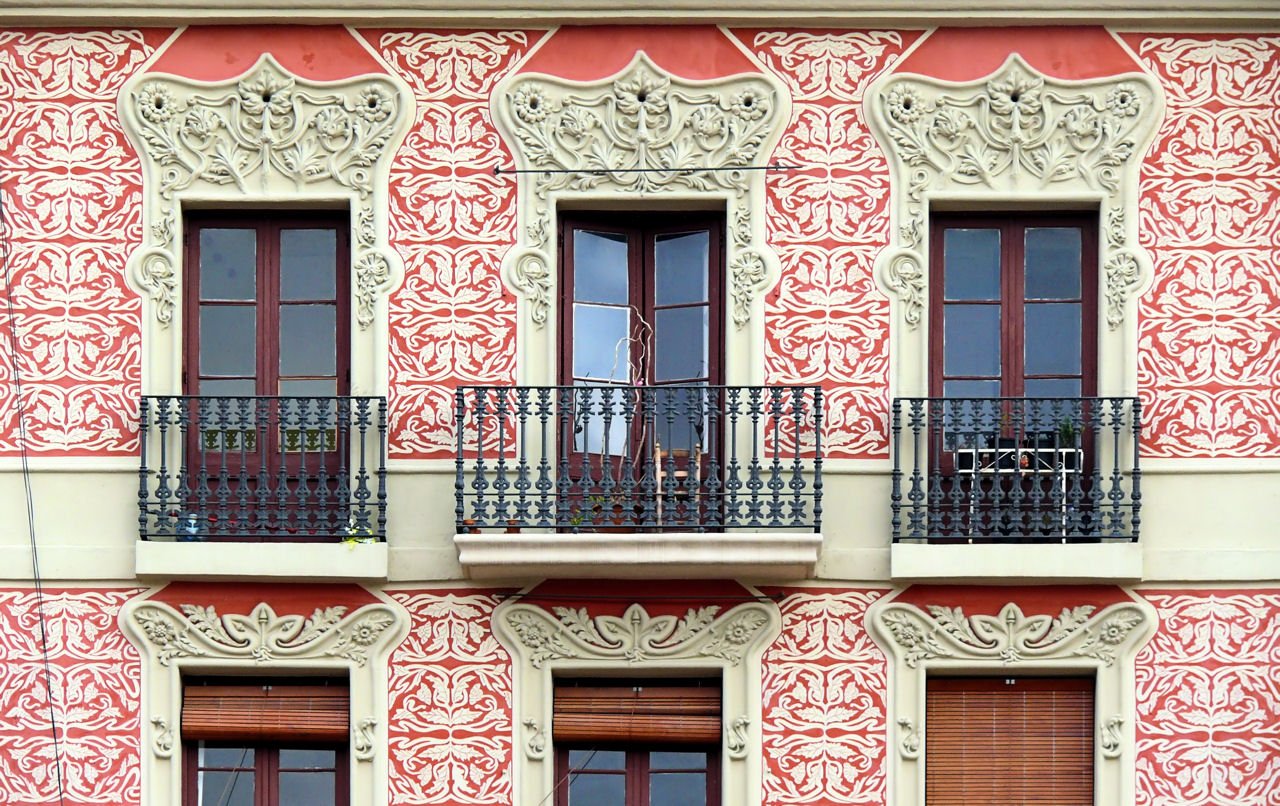 Терракотовый фасад с трафаретом и лепниной в стиле модерн