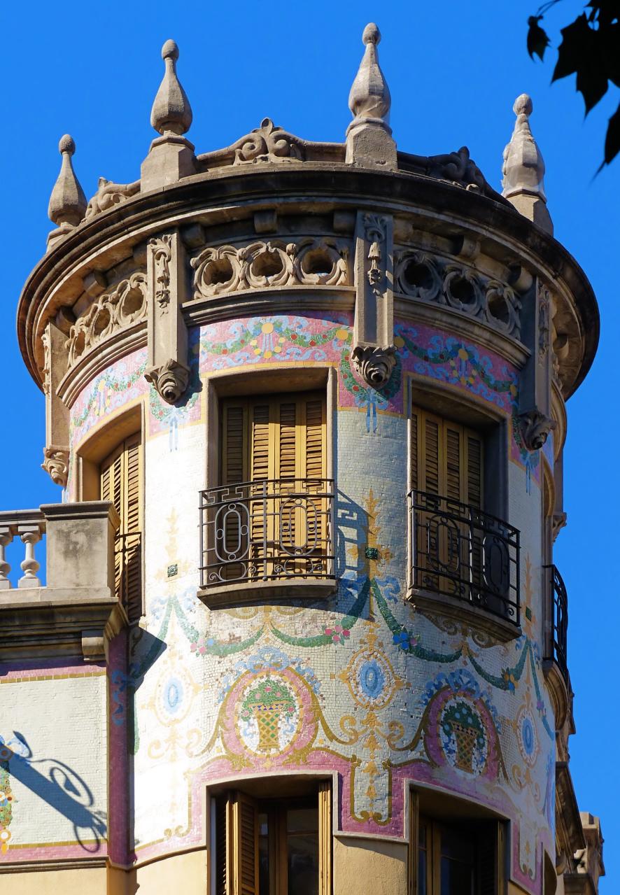 Угловая башня с пестрой мозаикой в стиле модерн
