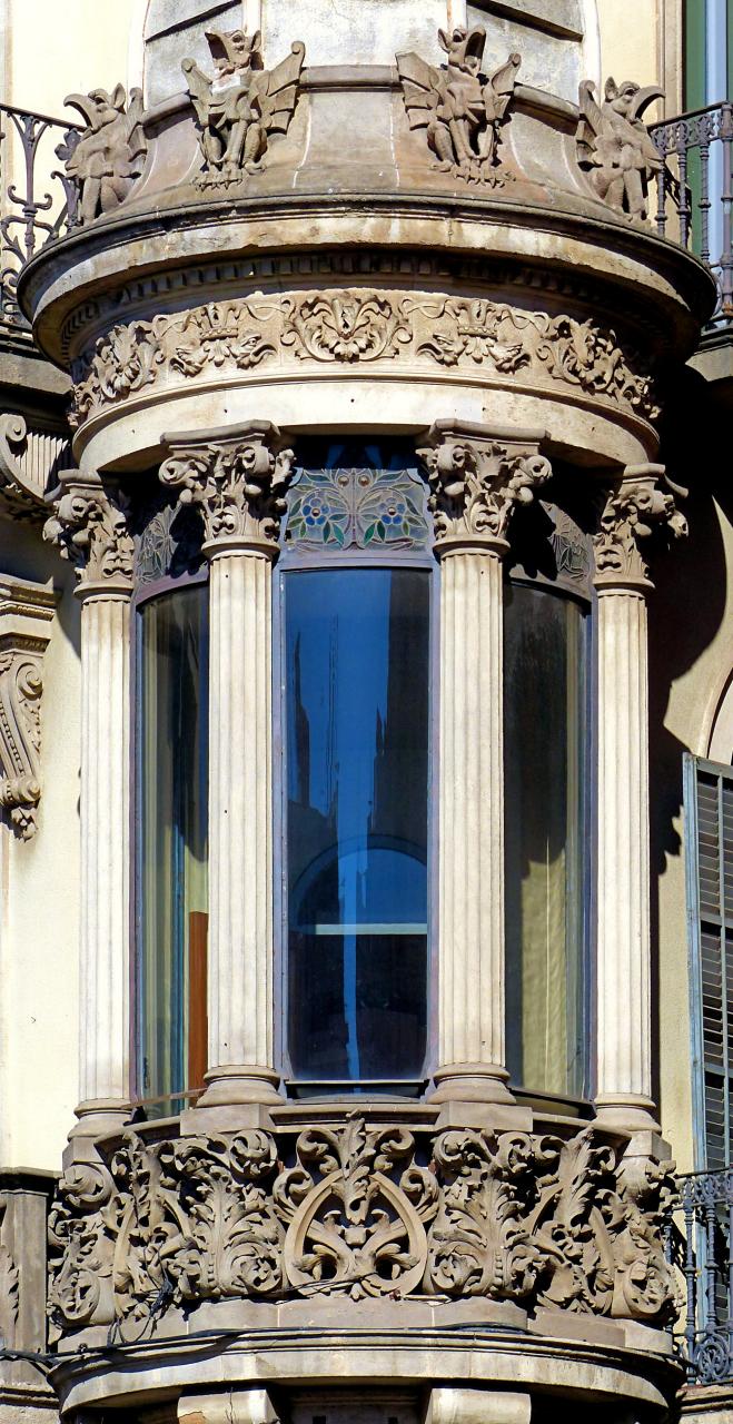 Эркер с каннелированными колоннами и богатой лепниной в стиле ампир