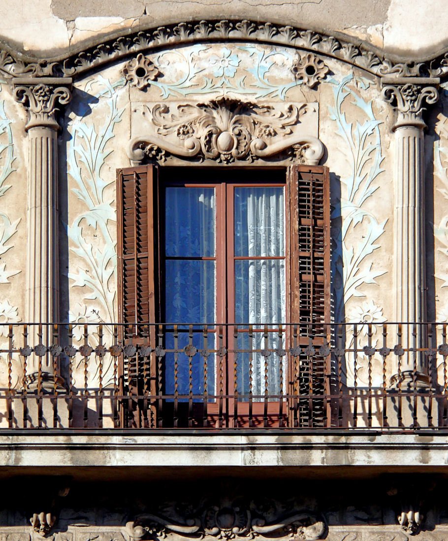 Французское окно с пилястрами и узорами сграфитто