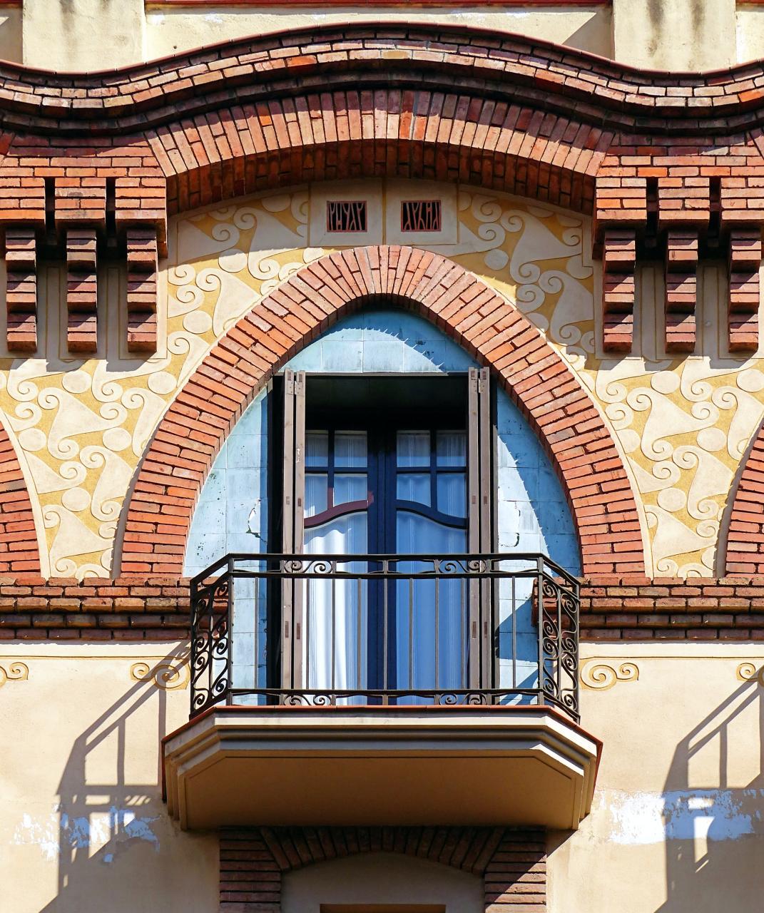 Декоративные кирпичные арки на фасаде