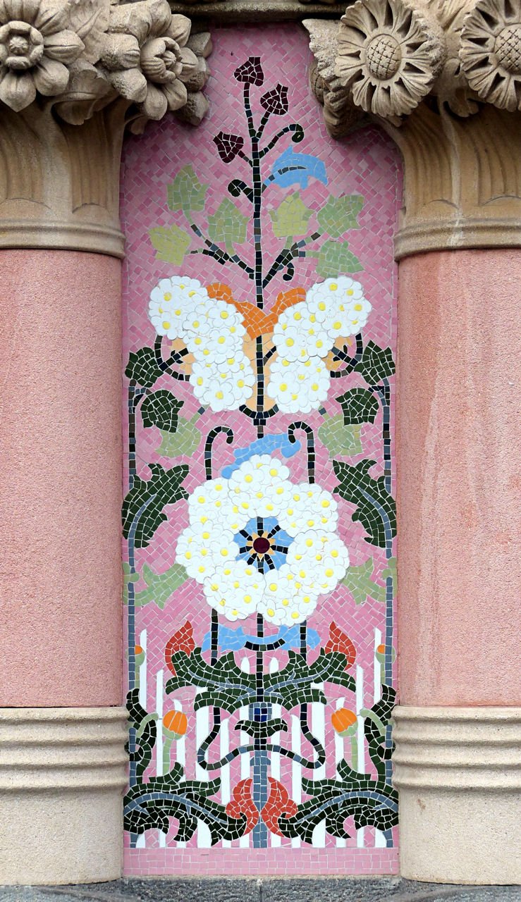 Мозаика между колоннами