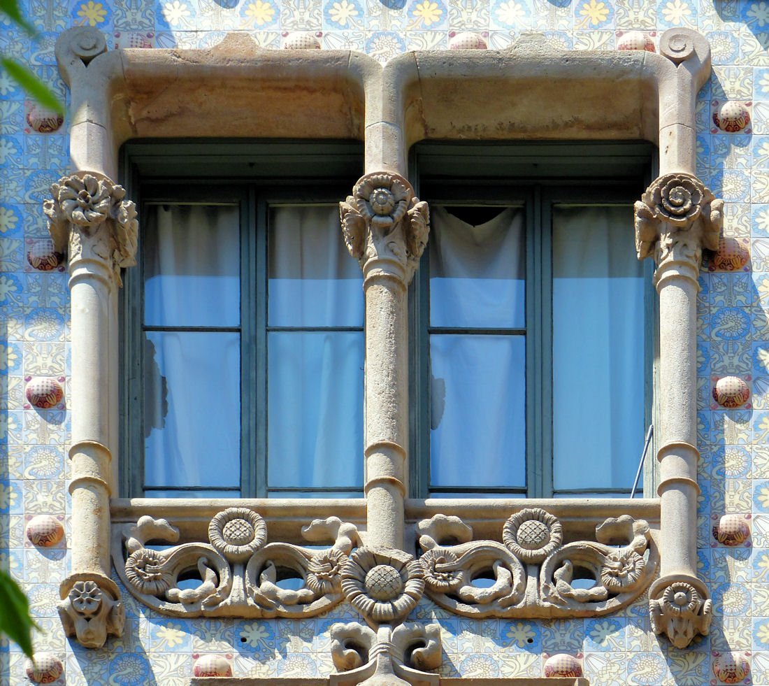 Окно, украшенное лепниной в стиле модерн