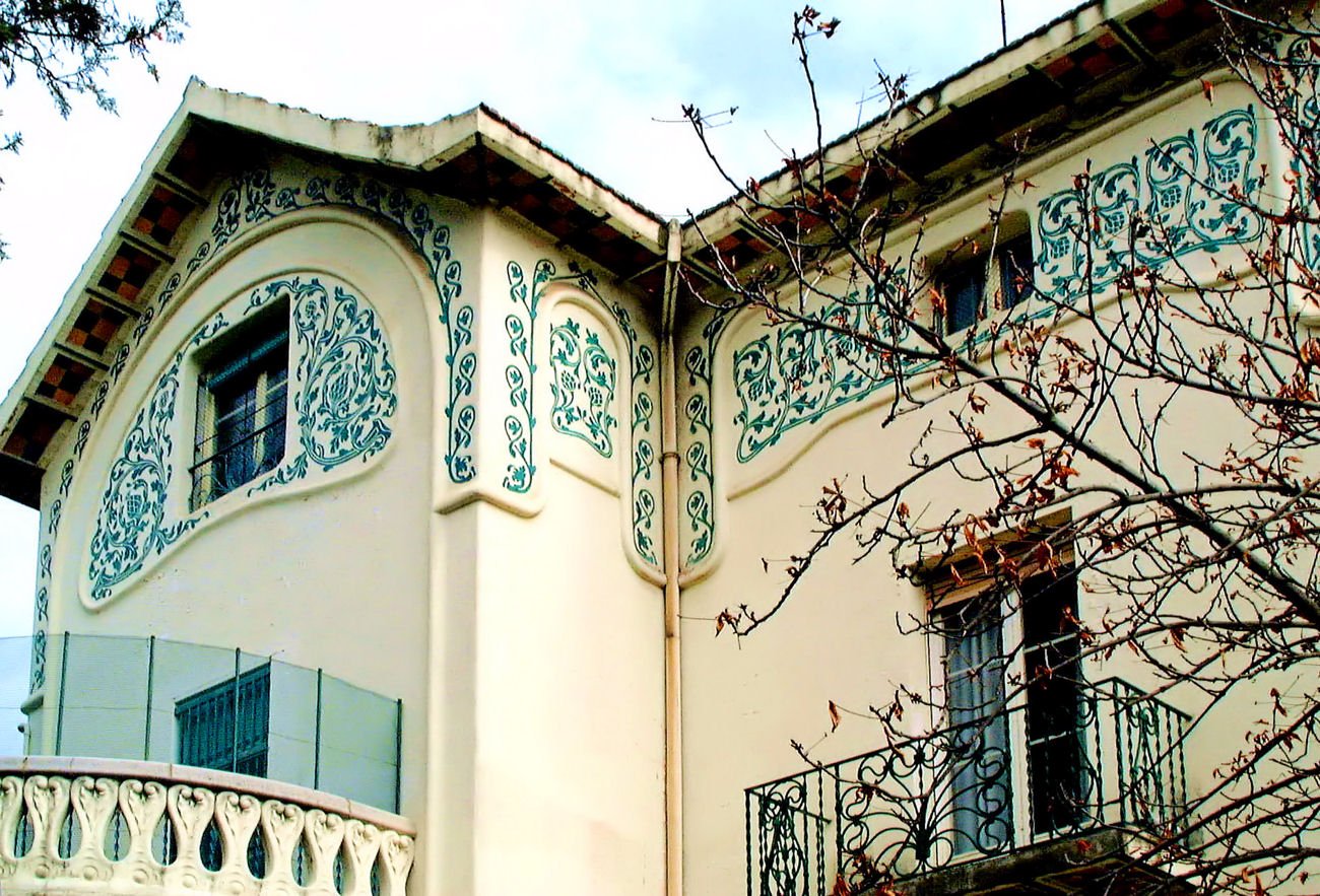 Фасад с растительным орнаментом