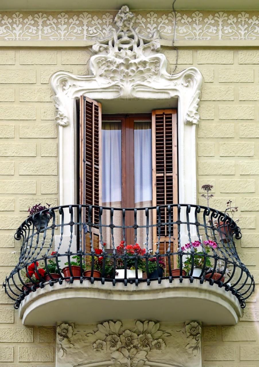 Французское окно с кованым балконом в стиле модерн