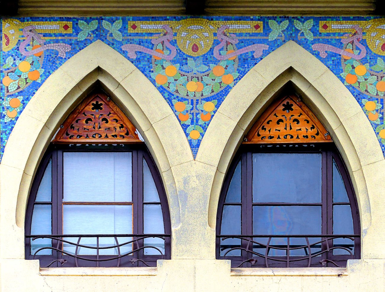 Килевидные окна с сочной синей мозаикой