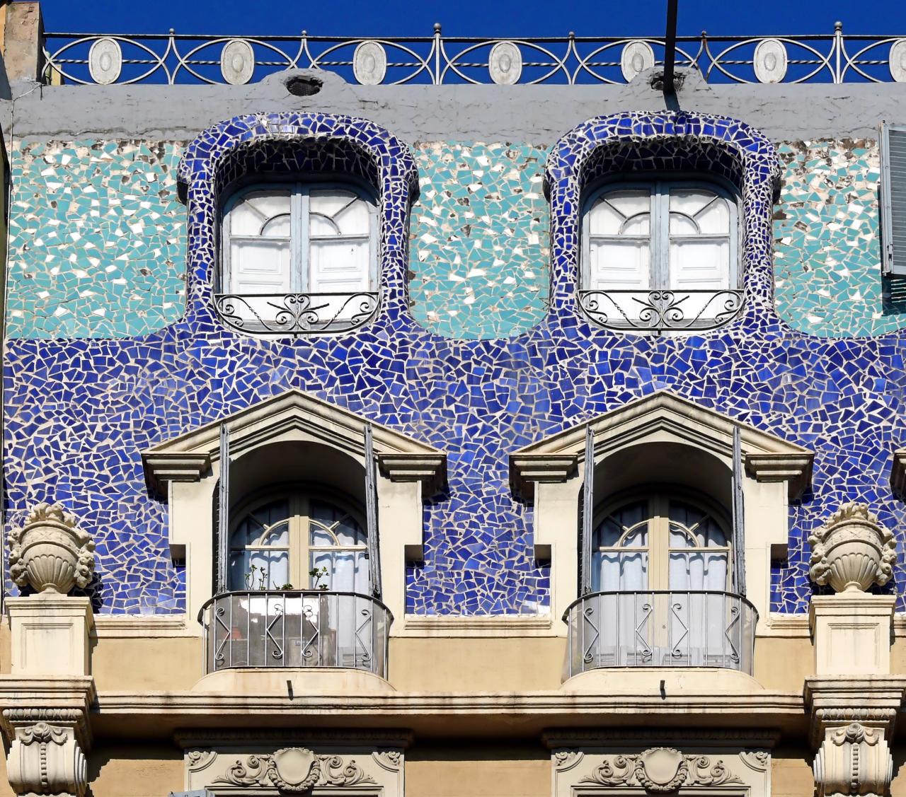 Синий фасад, отделанный мозаикой из керамики в стиле модерн