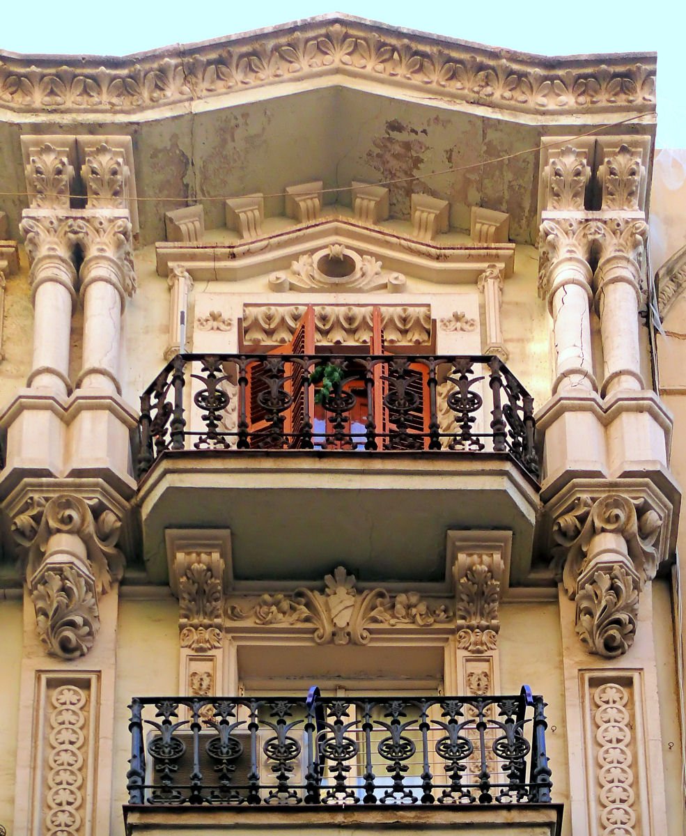 Парные колонны на резных консолях, обрамляющие балкон