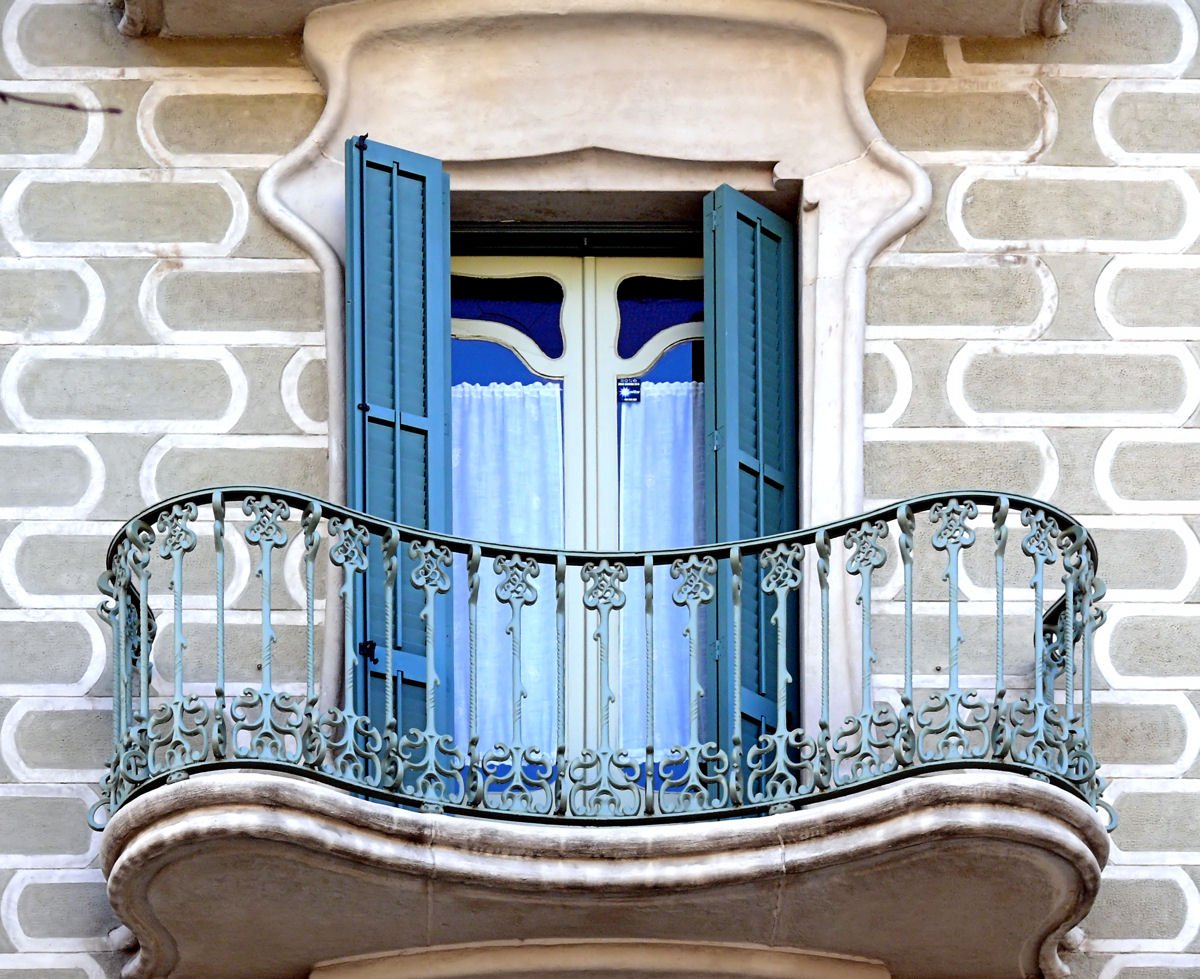 Волнистый балкон с ковкой