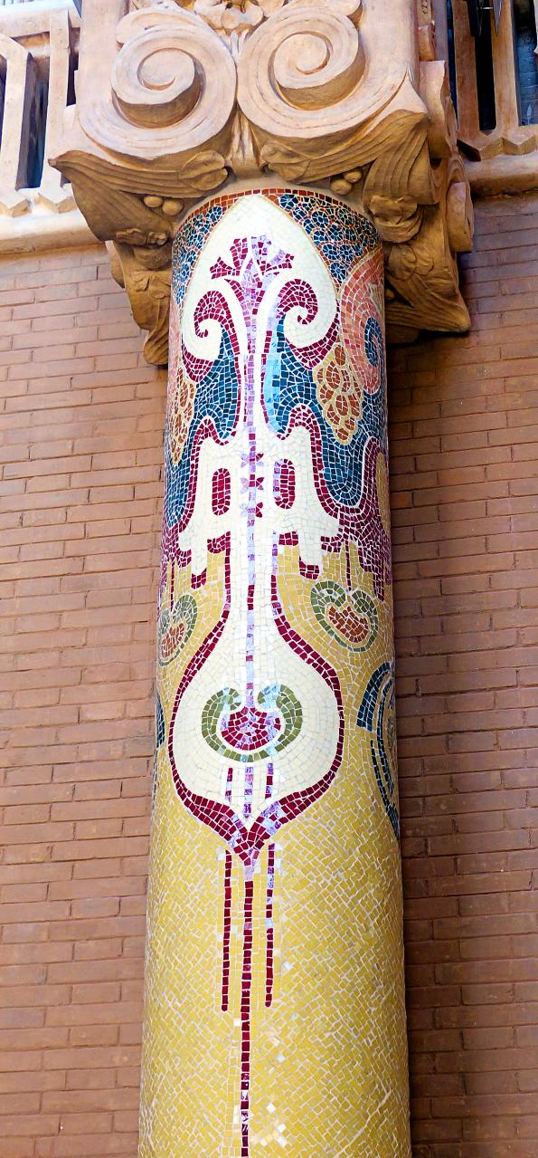 Мозаичные узоры на колонне